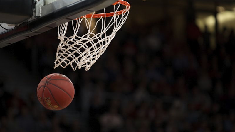 NBA总决赛第七场关键时刻 - 勒布朗·詹姆斯突破上篮